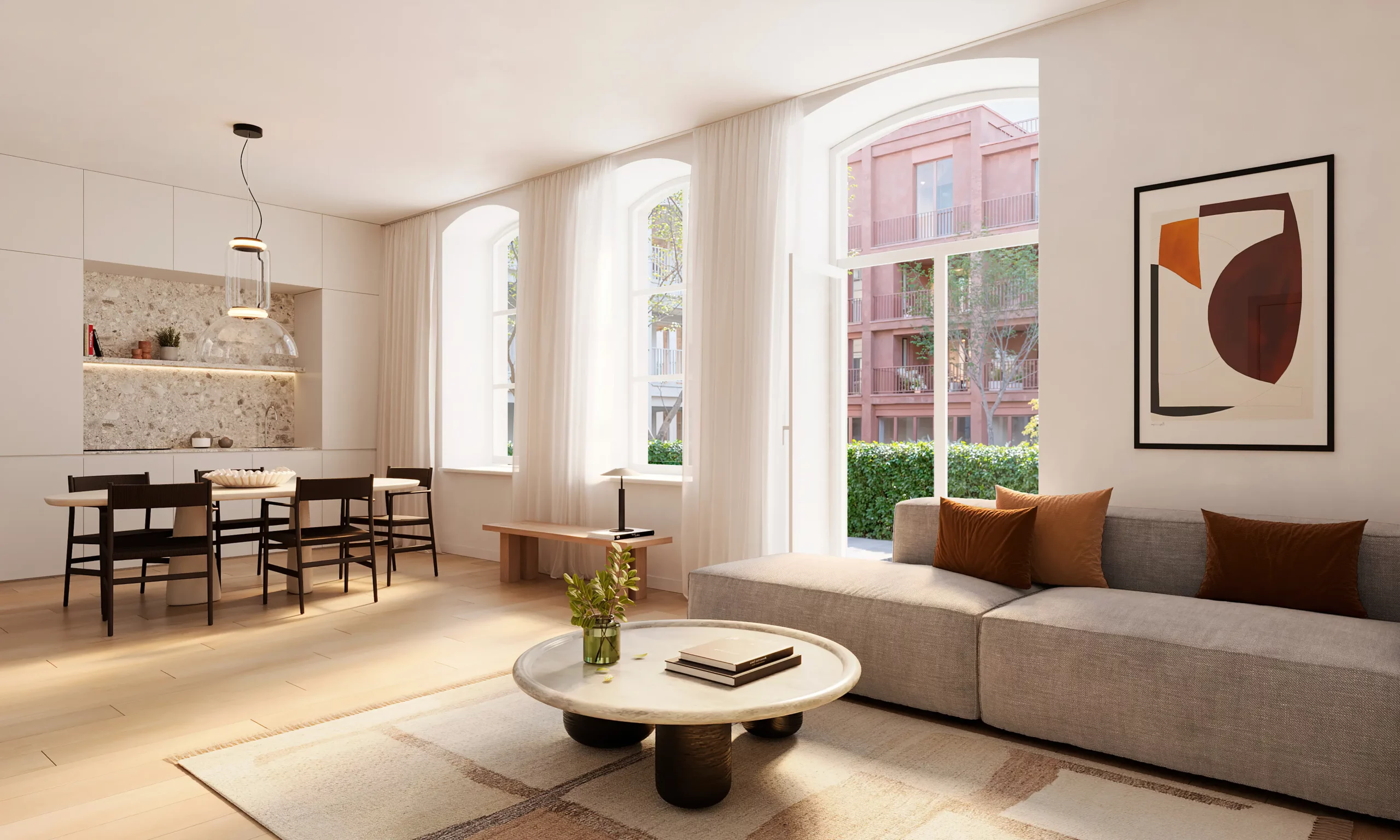 Woonkamer met hoge ramen en eethoek in een appartement van Residentie De Brouwerij